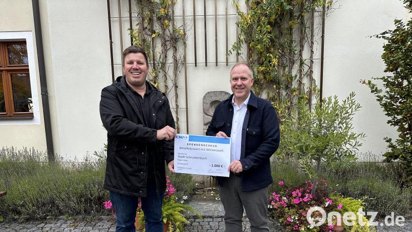 CSU-Ortsvorsitzender Thomas Hottner (links) übergibt Bürgermeister Marcus Eichenmüller eine Spende von 1000 Euro für die Kriegsflüchtlinge aus der Ukraine vor Ort. Bild: ads