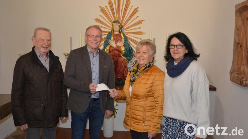 Mit einer Spende in Höhe von 1500 Euro unterstützte der KAB-Ortsverband Konnersreuth die Sanierung einer Madonnenfigur (im Hintergrund) sowie von vier Kerzenleuchtern in der Kalvarienbergkapelle. Im Bild die Übergabe des Geldes mit (von links) Leopold Grassold, Bürgermeister Max Bindl, KAB-Vorsitzender Lisa Kien und Elvira Schiedeck. Bild: jr