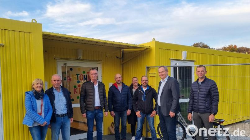 &quot;Der Start ins neue Kindergartenjahr im knallgelben Provisorium ist gelungen&quot;, teilt Leiterin Evelyn Högl (links) vom Antonius-Kindergarten dem Bauausschuss des Hirschauer Stadtrats und Bürgermeister Hermann Falk (Dritter von links) mit. Im Frühjahr soll die Außenspielfläche deutlich besser ausgestattet werden. Bild: fg