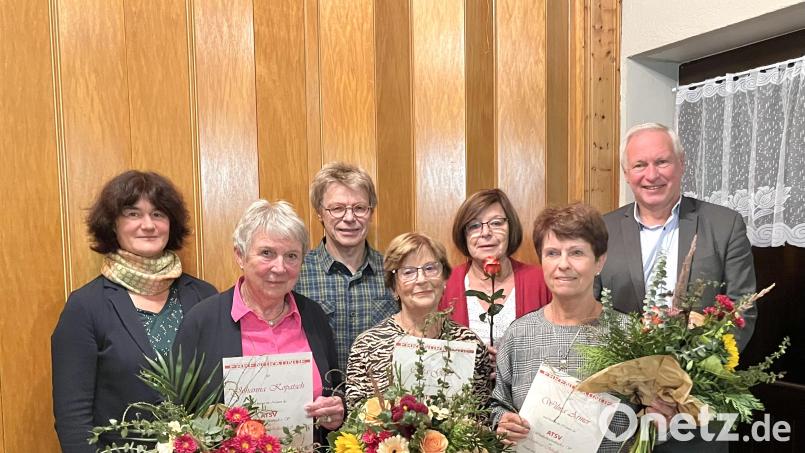 Langjährige Mitglieder werden bei der diesjährigen Jahreshauptversammlung geehrt (hinten von links): CSU-Stadträtin Brigitte Kreinhöfner, Vorsitzender Martin Käck, zweite Vorsitzende Irene Laubenstein , SPD-Stadtrat Stefan Seitz.
Die Geehrten (von links): Johanna Kopatsch, Rita Geiler, Wilma Armer. Bild: Jacqueline Käck/exb
