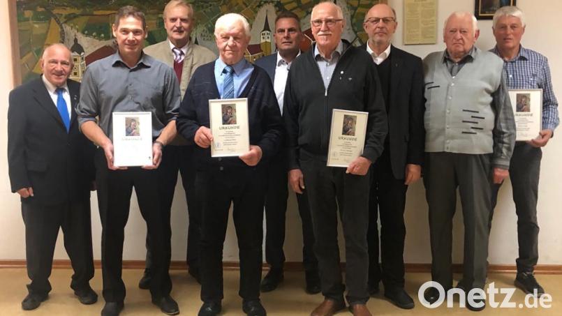 Den Geehrten (mit Urkunde von links) Franz Vogl jun. Ludwig Eckl, Ernst Lobinger und Hans Kiesl gratulierten die Ehrengäste (von links) Pater Josef Schwemmer, Ehrenobmann Johann Neuber, Bürgermeister Norbert Eckl, Pfarrer Herbert Rösl und Gründungsmitglied Georg Schottenheim. Bild: Hans Pfannenstein/exb