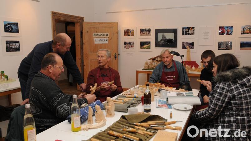 Bei den früheren Holzschnitzertagen zeigten die Holzschnitzer im Stadtmuseum den Besuchern ihr Können und ihre Fertigkeiten im Umgang mit Holz und scharfen Messern. Archivbild: bey