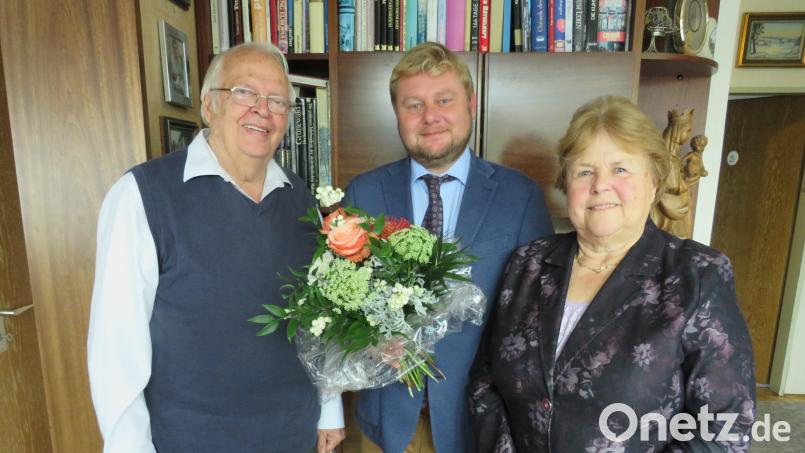 Der amtierende Bürgermeister Dominik Baschnagel (Mitte) gratuliert Gabriele und Burkhard Hagemann zur goldenen Hochzeit. Bild: adj