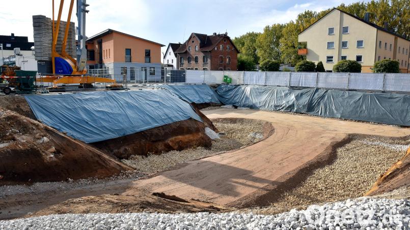 Die Erdarbeiten sind in vollem Gange. Elektrotechnik Färber erstellt an der Drahthammerstraße zwei Neubauten. Bild: Stephan Huber