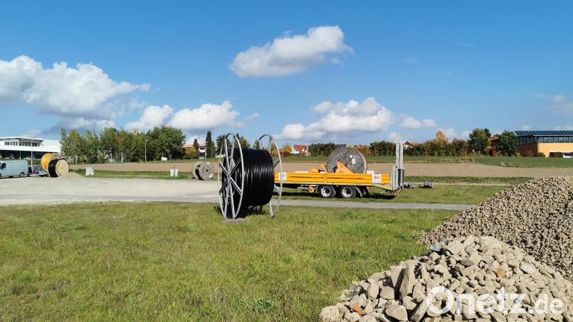 Der CSU-Ortsverband beantragt die Umnutzung des Volksfestplatzes an der Bundesstraße 22 für neue Gewerbeflächen zwischen Gewerbepark (links) und Ortenburg-Gymnasium (rechts oben). Bild: Portner