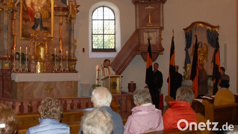 Pfarrer Markus Bruckner erläuterte die Bedeutung der Aussagen von Adolph Kolping für die gläubigen Christen beim Bezirks-Rosenkranz. Bild: Picasa