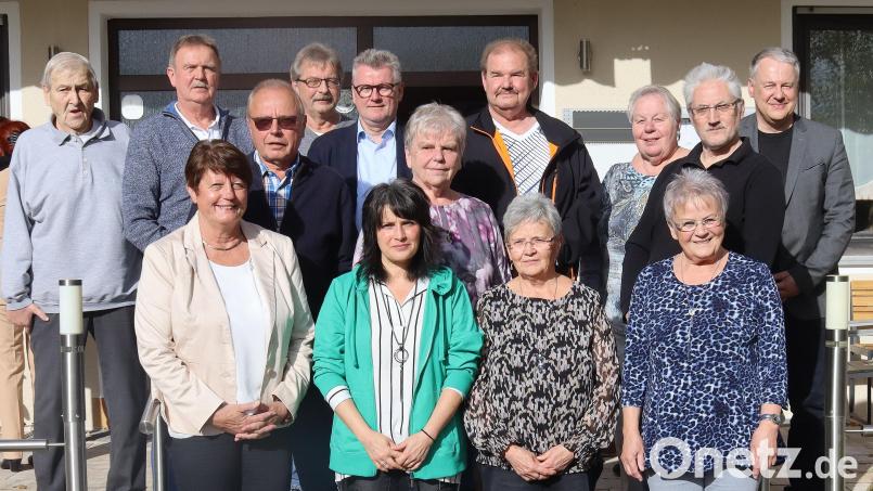 Der neu gewählte Vorstand der Siedlergemeinschaft Loderhof: (vorne, von links) Anna Margarete Hartmann, Kerstin Pfeil, Monika Eckl, Anita Döll, (hinten, von links) Heiner Bleisteiner, Bernhard Schleich, Rudolf Eckl, Fritz Kropius, Bürgermeister Michael Göth, Gertraud Zeitzmann, Hans-Hermann Dehling, Ingrid Weiß, Christian Pruy, Landrat Richard Reisinger. Bild: mfh