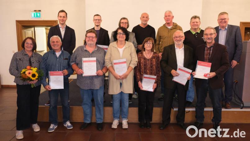 Oberbürgermeister Michael Cerny (hinten rechts) und BRK-Geschäftsführer Sebastian Schaller (hinten links) zeichneten im Rathaus Männer und Frauen aus, die 50, 75, 100 oder gar 125 Mal beim Blutspenden waren. Vorne rechts die beiden „Rekordhalter“ mit 125 Spenden, Martin Kleinlein und Thomas Gerl. Links Elfriede Auer, die nach ihrem Ausscheiden aus dem BRK nun die Blutspendeaktionen ehrenamtlich betreut. Daneben die drei „Hunderter“, Jürgen Knorr und das Ehepaar Andrea und Kurt Stingl. Bild: usc