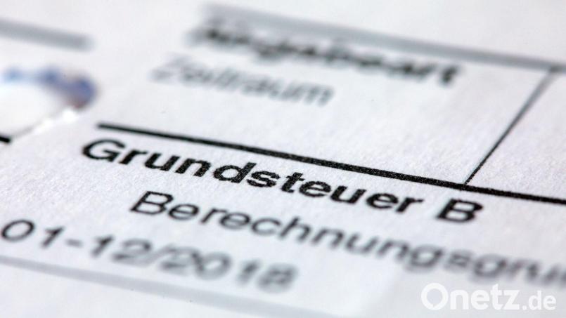 Ein Abgabenbescheid für die Entrichtung der Grundsteuer. Symbolbild: Jens Büttner/dpa