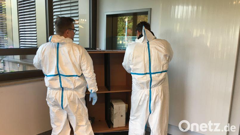 Brandermittler nehmen das Büromöbel unter die Lupe, das der Täter in Brand gesteckt hat. Bild: ihl