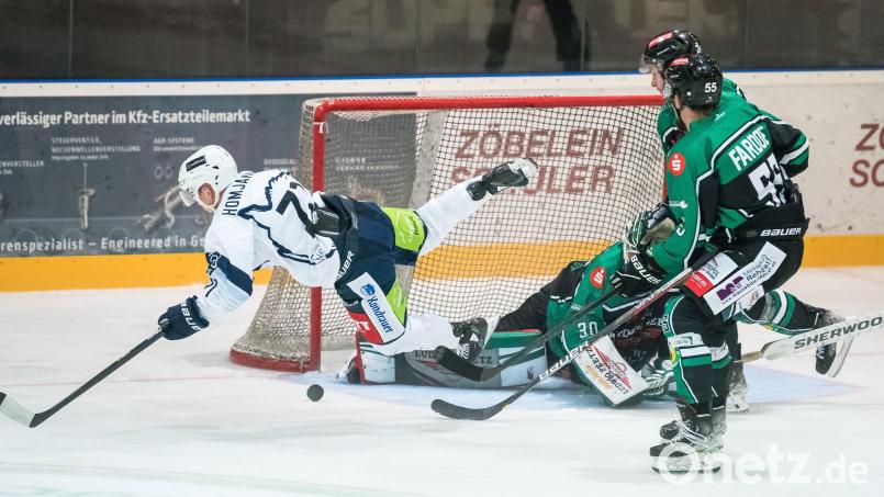 Die Blue Devils gewannen am Freitag das Top-Spiel bei den Höchstadt Alligators mit 5:2. Das Bild zeigt eine Flugeinlage von Edgars Homjakovs vor dem Kasten der Gastgeber. Bild: Andreas Klupp