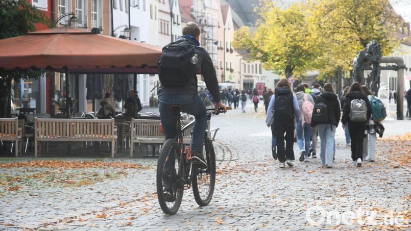 Manchmal kann es in der Weidener Fußgängerzone ganz schön eng werden zwischen Radfahrern und Fußgängern. Zu Unfällen kommt es trotzdem selten, sagt die Polizei, Beschwerden gibt es allerdings öfter. Bild: Gabi Schönberger