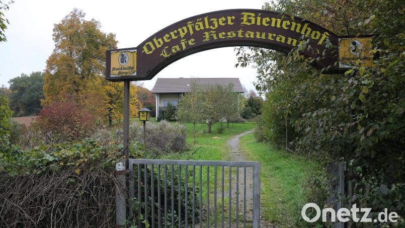 Der Bienenhof in Aschach soll abgerissen werden. Das Gelände soll als allgemeines Wohngebiet ausgewiesen werden, das 13 Bauparzellen umfasst. Bild: Wolfgang Steinbacher