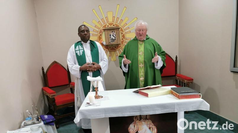 Zum Abschied des Besuchs in Tansania im Jahr 2019 zelebrierten Bischof Beatus Urassa und Pfarrer Erwin Bauer in Daressalam einen Gottesdienst. Archivbild: gz