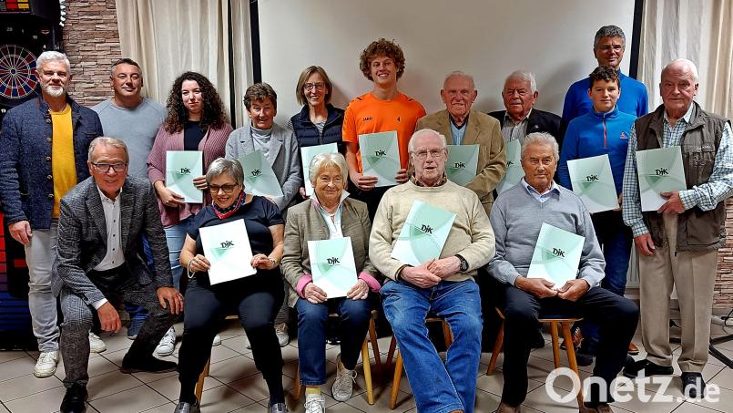 Die DJK Weiden um Vorsitzenden Reinhold Wildenauer (Zweiter von links) ehrt treue Mitglieder. Dabei fällt auf, dass eine Familie dem Verein seit drei Generationen treu ist: Opa Hans Fuchs (sitzend, rechts), dahinter Enkel Benno und wiederum dahinter Sohn Stefan. Bild: R. Kreuzer