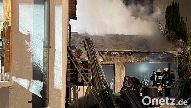 Am späten Samstagabend brennt eine Garage in Stulln an der St.-Barbara-Straße. Die Feuerwehr kann ein Übergreifen auf ein benachbartes Wohnhaus und ein Gebäude der Pfarrei verhindern. Bild: Feuerwehr Stulln/exb
