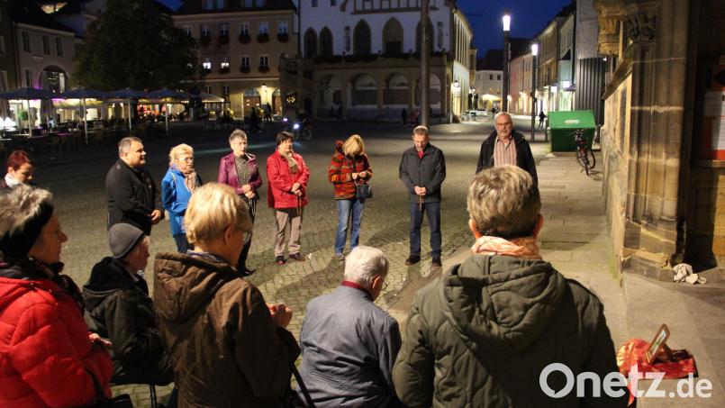 Deutschland betet Rosenkranz - auch auf dem Marktplatz in Amberg. Bild: gri