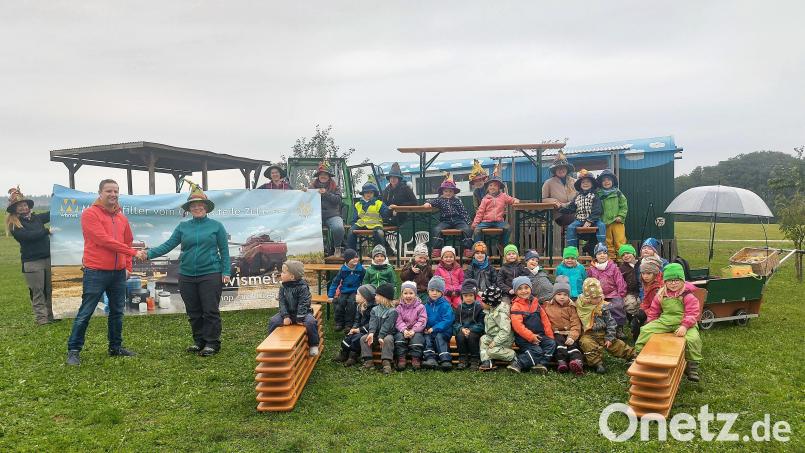 Große Freude herrscht bei der Spendenübergabe (von links): Erzieherin Lisa Dilling (mit Plakat), Geschäftsführer Andreas Wismet von der Firma Wismet und Leiterin Sabine Lindner vom BRK-Waldkindergarten Räuberwald in Kainsricht. Bild: Lindner/exb