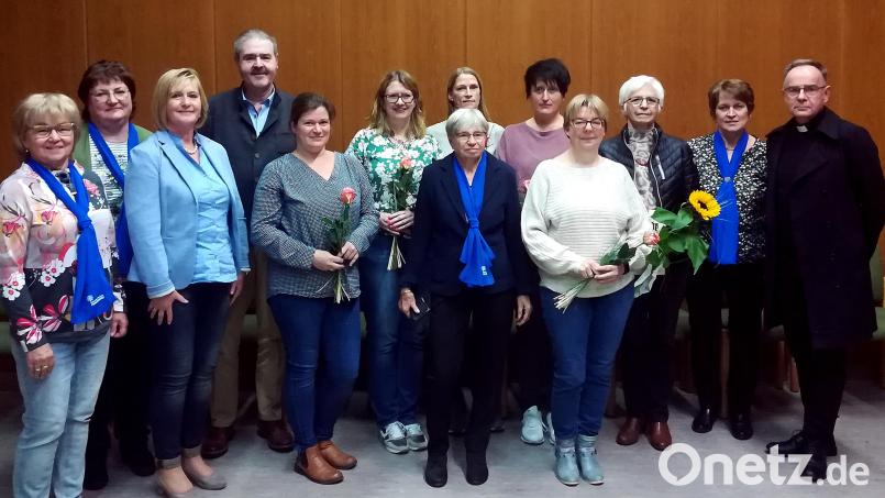 Der neue Vorstand des Frauenbundes Letzau und die geehrten langjährigen Mitglieder stellen sich zum Erinnerungsfoto auf. Bild: R. Kreuzer