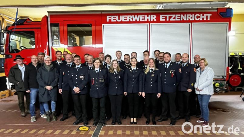 Ein Erinnerungsfoto nach der Leistungsprüfung im Segment „Technische Hilfeleistungseinsatz“ mit Bürgermeister Martin Schregelmann, einigen Gemeinderatsmitgliedern und den Schiedsrichtern. Bild: war