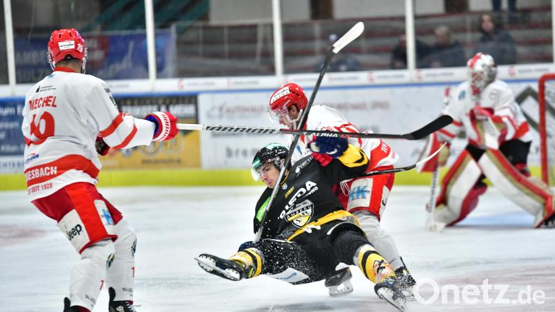 Unsanfte Landung: Nach dem Sieg gegen Vizemeister TEV Miesbach (Bild) verlor der ERSC Amberg (dunkles Trikot) am Freitagabend bei Spitzenreiter TSV Peißenberg. Symbolbild: SignaLight