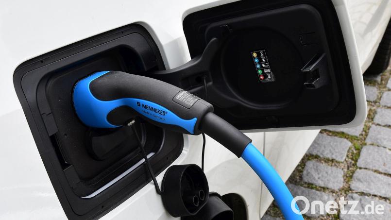 Volltanken, bitte! Wesentlich mehr Möglichkeiten zum Stromladen will die Stadt Weiden künftig bieten. Archivbild: Petra Hartl