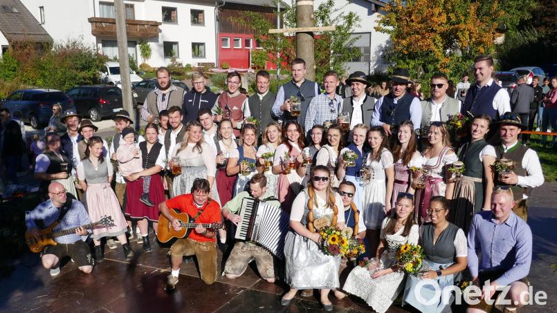 18 Kirwapaare tanzten um den großen Baum in Ortlesbrunn. Bild: Josef Lehner/exb