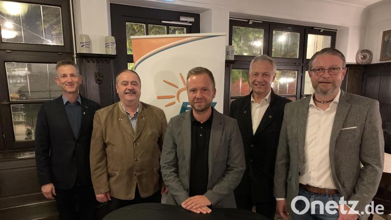 Nach der Nominiertenwahl (von links): Stellvertretender Kreisvorsitzender und Wahlleiter Albert Geitner, Stellvertretender Kreisvorsitzender und Sprecher der Kreistagsfraktion Peter Dotzler, Landtagskandidat Bernhard Heinisch, Pressesprecher Thorsten Grädler und Kreisvorsitzender Hans Martin Grötsch. Bild: Christopher Würz/exb