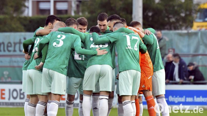 Die Mannschaft der DJK Ammerthal stimmt sich auf das nächste Spiel ein. Am Sonntag geht es zum TSV Großbardorf. Archivbild: Hubert Ziegler