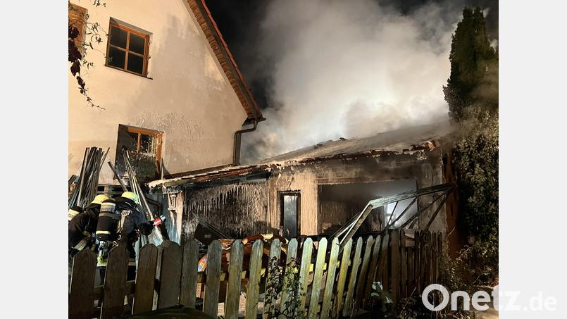 Vier Feuerwehren waren im Einsatz, um den Garagenbrand zu löschen. Bild: Feuerwehr Stulln/exb
