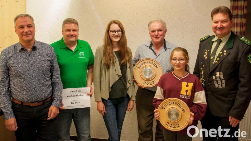 Zweiten Bürgermeister Thomas Rohrwild, Achim Großmann (Fluorchemie), Luisa Prüfling, Hans Harrer, Lara Wachtel und Schützenmeister Martin Eules (von links) zeigt das Bild nach der Siegerehrung für das Bürgerschießen, das in Stulln stattfand. Bild: Martin Eules/exb