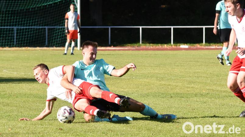 Mit 1:0 gewann die SpVgg Wiesau (Lukas Bächer, weißes Trikot) am vergangenen Sonntag gegen den ASV Waldsassen (Florian Reger). Am Samstag gastiert die SpVgg in Selb, der ASV empfängt Arzberg. Archivbild: Gebert