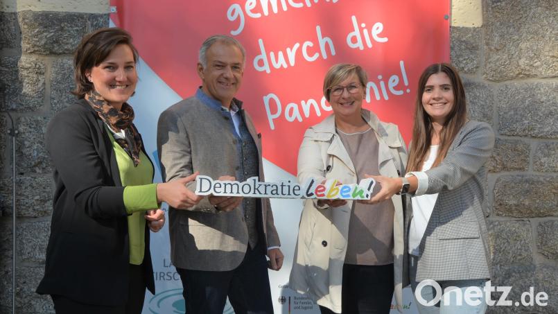 Bei der Vorstellung des Programms am Landratsamt mit dabei waren (von links) Dr. Franziska Dornig, Landrat Roland Grillmeier, Koordinatorin Sonja Schmid und Isabel Sommerer (Wirtschaftsförderung) vom Landratsamt. Bild: jr
