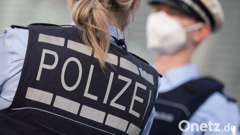 Eine Polizistin und ein Polizist mit FFP2-Maske stehen sich gegenüber. Bild: Marijan Murat/dpa/ZB