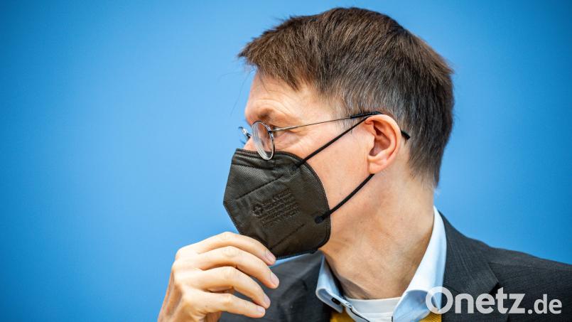 Karl Lauterbach (SPD), Bundesminister für Gesundheit, fordert auf einer Pressekonferenz zur aktuellen Corona-Lage am Freitag, über eine Maskenpflicht in Innenräumen nachzudenken. Bild: Michael Kappeler