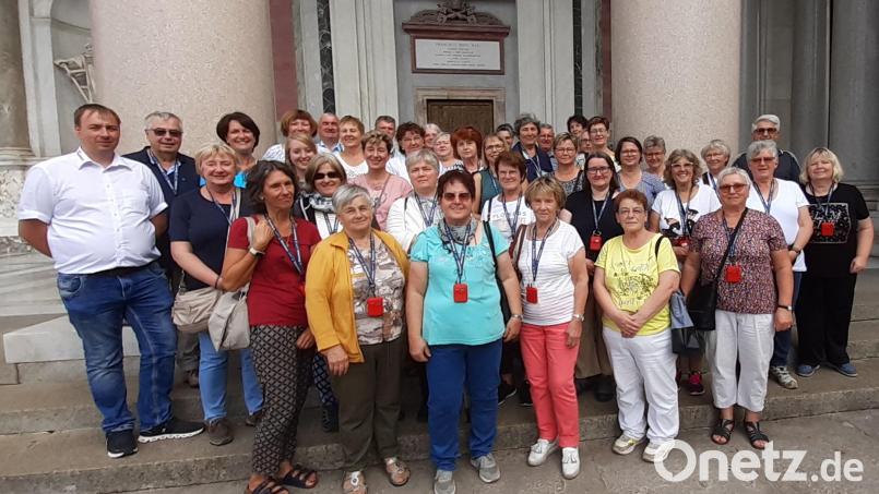 Die Pilgerreise nach Rom führte den Frauenbund auch nach St. Paul vor den Mauern, eine der Papstbasiliken Roms. Im Bild die Reisegruppe vor der Heiligen Pforte. Bild: Vogl/exb