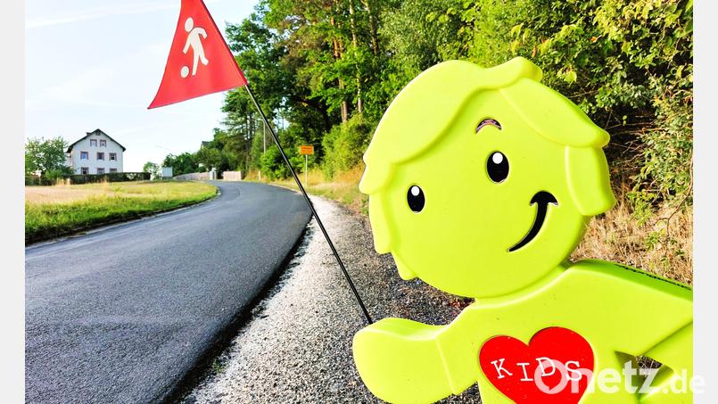 Die Plastikfiguren mit der Bezeichnung Streetbuddy sollen Verkehrsteilnehmer vor spielenden Kindern warnen. Allerdings müssen sie korrekt positioniert werden, so dass die Männchen nicht selbst eine Gefährdung darstellen. Bild: ubb