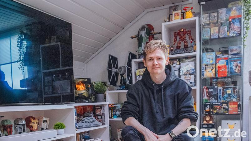 Dominik Mark aus Krummennaab sammelt Videospiele, Filme, Figuren, Sammelkarten, Comics und Spielekonsolen. In seinem Wohnzimmer stehen mehrere gefüllte Regale mit seinen Stücken. Sein Hobby teilt er auf Instagram, wo er eine Fangemeinde aus fast zehntausend Menschen hat. Bild: sfo