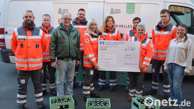 Über eine Spende der Brauerei Hösl in Höhe von 1500 Euro aus der Aktion &quot;Hösl hilft&quot; freute sich die BRK-Bereitschaft Mitterteich. Bei der Übergabe mit dabei waren unter anderem die beiden stellvertretenden Bereitschaftsleiter Michael Krauß (links) und Manuel Maierhöfer (Vierter von links) sowie Brauereichef Michael Hösl (Dritter von links). Bild: jr