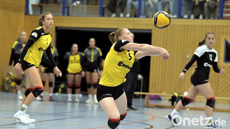 Lisa Kölbel (Mitte) vom SV Hahnbach mit perfekter Ballannahme, beobachtet von Mira Sperber (links) und Marie Heidlinger (rechts). Bild: Hubert Ziegler