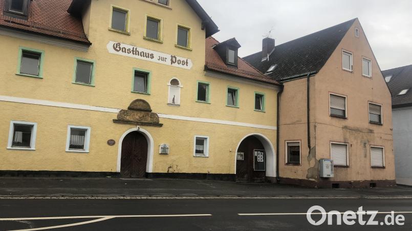 Laut Machbarkeitsstudie soll das Anwesen Marktplatz 5 zum &quot;Bügerhaus&quot; umgebaut werden und das Anwesen Etzenrichter Straße soll als Rathaus dienen nach entsprechenden Baumaßnahmen. Die Bausubstanz der &quot;Post&quot; ist noch gut, und der historische Teil soll erhalten werden. Am Freitag 21. Oktober um 16 Uhr öffentlicher Besichtigungstermin für die Bevölkerung. Bild: sei