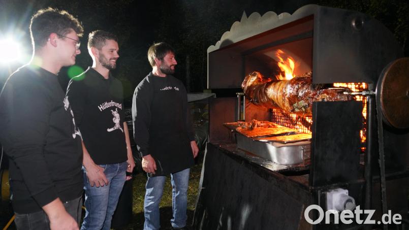 Gespannt inspizieren die Hüttenfreunde, an der Spitze Hüttenfreunde – Chef Christoph Gmeiner (Mitte) persönlich den Zustand der Kirwasau im Grill, mit dabei sein Bruder und Grillmeister Andy Gmeiner (rechts). Bild: fvo
