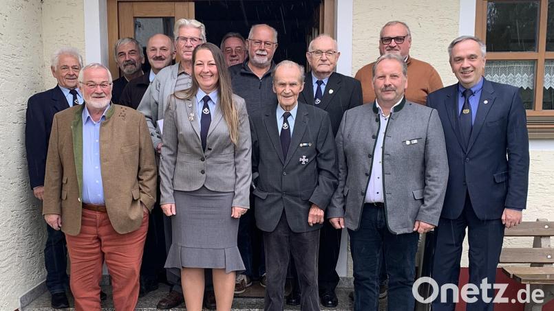 Andrea Hofmann wurde zur Vorsitzenden gewählt. Reinhard Bauer (links) ist ihr Stellvertreter. Mit im Bild: Kreisvorsitzender Thomas Semba, Bürgermeister Bernhard Schindler und Ehrenmitglied Alois Praller (von rechts) und die anwesenden Jubilare. Bild: Reinhard Bauer/exb