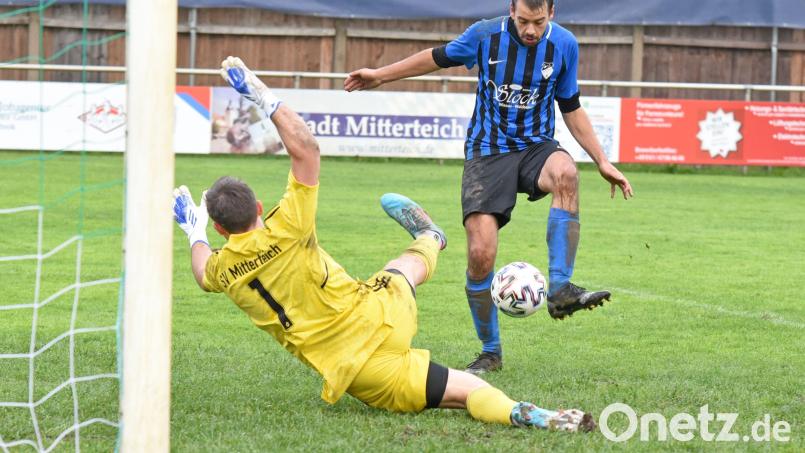Die Sportfreunde Kondrau feierten im Derby beim SV Mitterteich II einen klaren 4:1-Erfolg. In dieser Szene bringt der Kondrauer Lukas Gerg den Ball nicht an SVM-Keeper Michael Schulter vorbei. Bild: gb