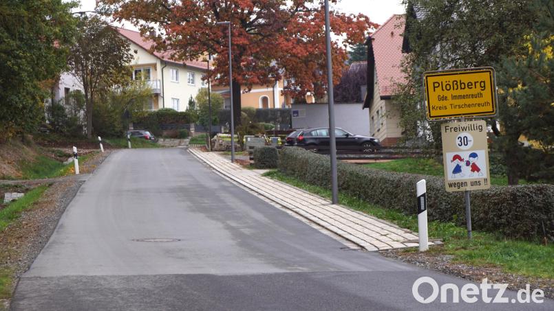 Freiwillig 30 km/h heißt es jetzt bereits in Plößberg. Dies wird bald durch die Geschwindigkeitsbegrenzung Pflicht werden. Links im Kurvenbereich ist die kaum sichtbare Einfahrt zum Kinderspielplatz. Bild: bkr
