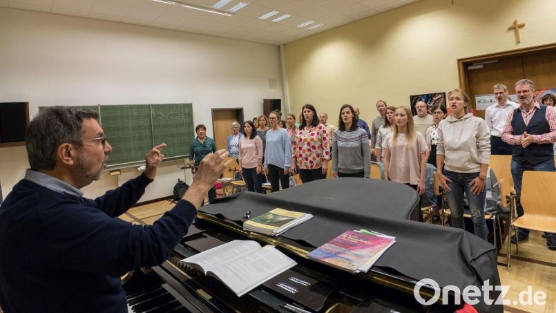 Aller Erfolg fußt auf Proben. So gesellig es dabei auch zugeht, Chorleiter Peter Pollinger achtet bei den Übungseinheiten im Augustinus-Gymnasium penibel darauf, dass die Töne sitzen. Archivbild: dtr