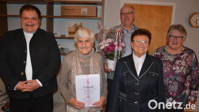 Seit 40 Jahren gehört Gretl Schmid (Zweite von links) zur KAB Steinmühle. Dazu gratulierten Präses Kaplan Daniel Schmid (links) sowie (von rechts) Renate Ziegler, Vorsitzende Helga Haberkorn und Norbert Häckl. Bild: jr