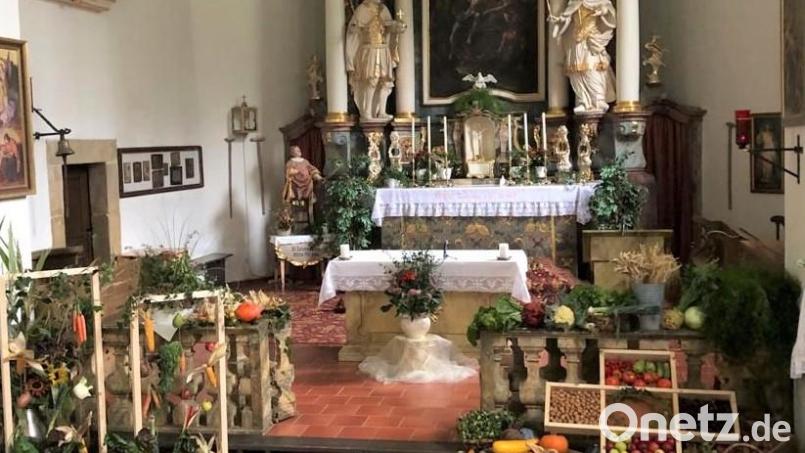 Ein mit den Gaben der Natur reichlich geschmückter Altarraum erwartete die Besucher des Gottesdienstes in der Wallfahrtskirche Weißenbrunn Bild: do