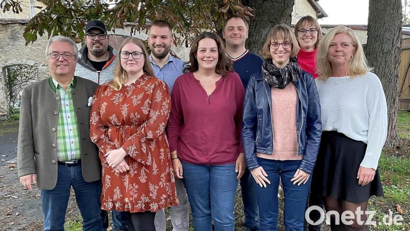 Bürgermeister und Wahlleiter Toni Dutz (links) gratulierte der Vereinsspitze mit (von links) Roland Oppl, Theresa Oppl, Jonas Klarner, Kathrin Gleißner, Helmut Gleißner, Vanessa Haberkorn, Verena Haberkorn und Nadine Kneißl. Bild: wro