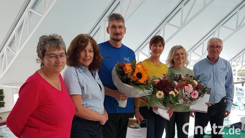 Die Sibyllenbad-Werkleitung zeichnete treues Personal aus. Von links Personalratsvorsitzende Claudia Summer und Personalleiterin Jutta Hoffmann, die Jubilare Thomas Fröhlich, Daniela Ernstberger und Barbara Kraus sowie Sibyllenbad-Leiter Gerhard Geiger. Bild: Kurmittelhaus Sibyllenbad/exb